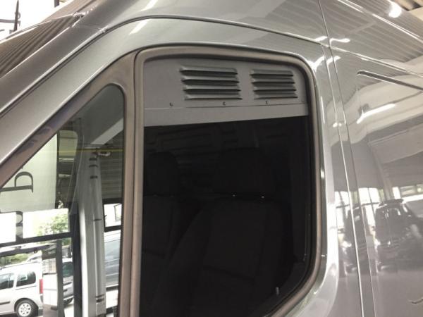 Lüftungsgitter Frischlüfter Fahrerhaus Mercedes Benz Sprinter ab BJ 06/2018 - Lüftungsgitter Fahrerseite vorne verbaut in grauem Fahrzeug mit geöffnetem Fenster